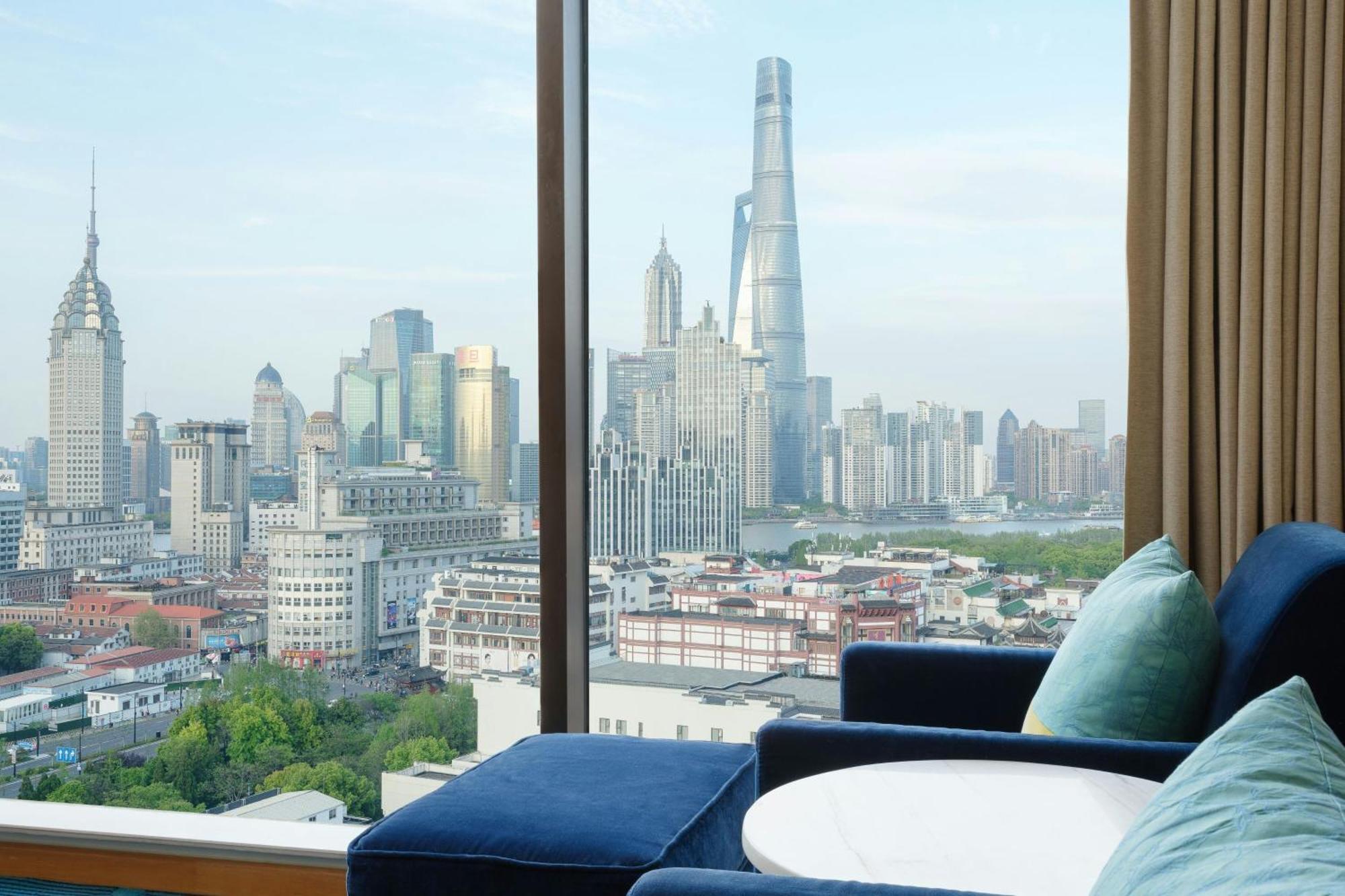Renaissance Shanghai Yu Garden Hotel On The Bund Exterior photo View of the skyline of Pudong from the hotel