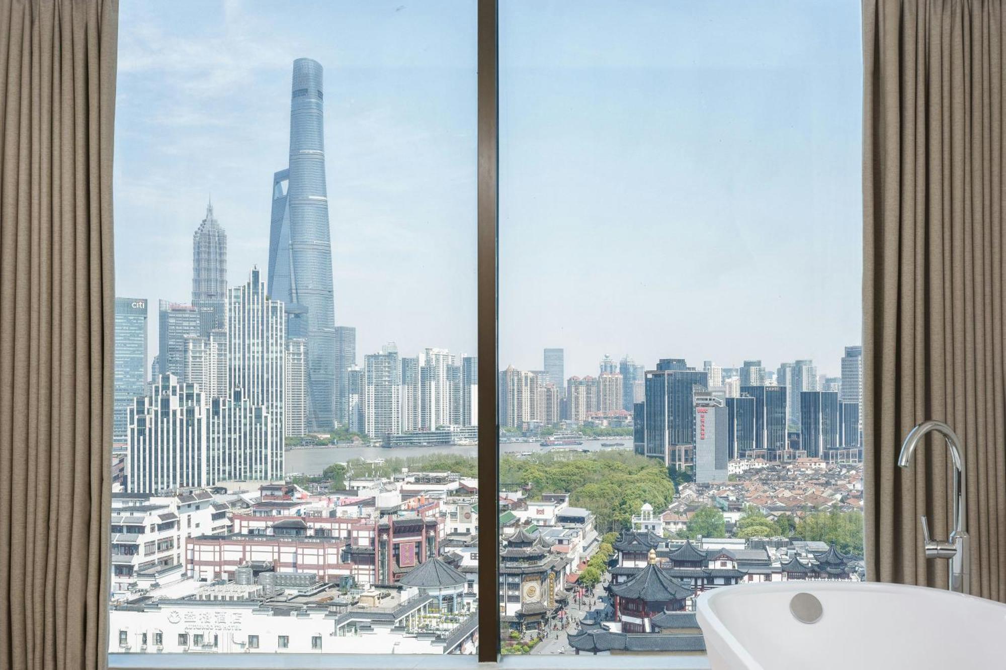 Renaissance Shanghai Yu Garden Hotel On The Bund Exterior photo View of the skyline of Pudong from the hotel