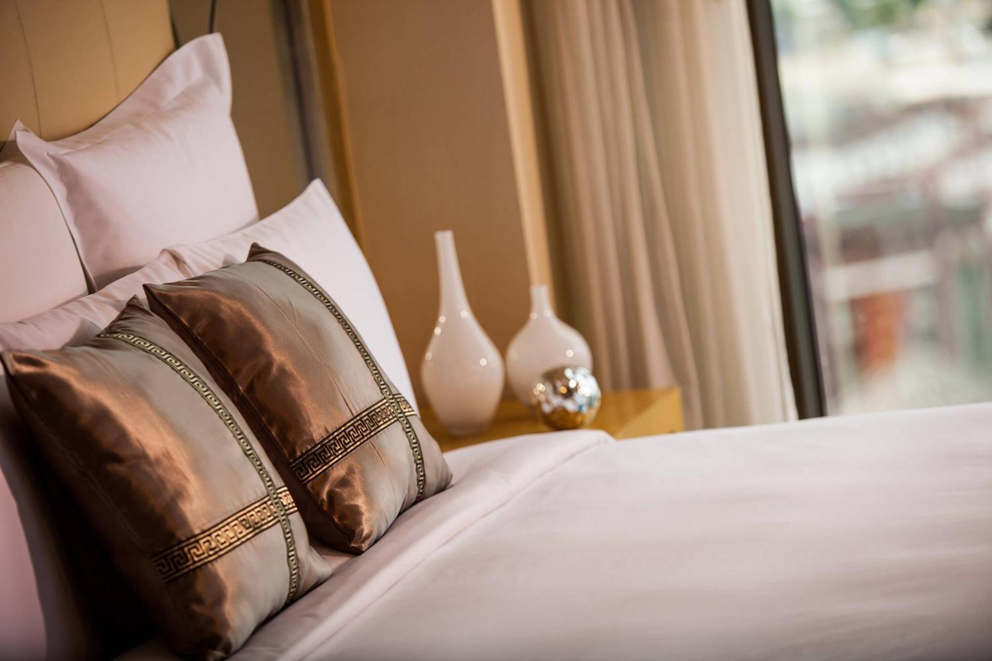 Renaissance Shanghai Yu Garden Hotel On The Bund Exterior photo A bed with cushions