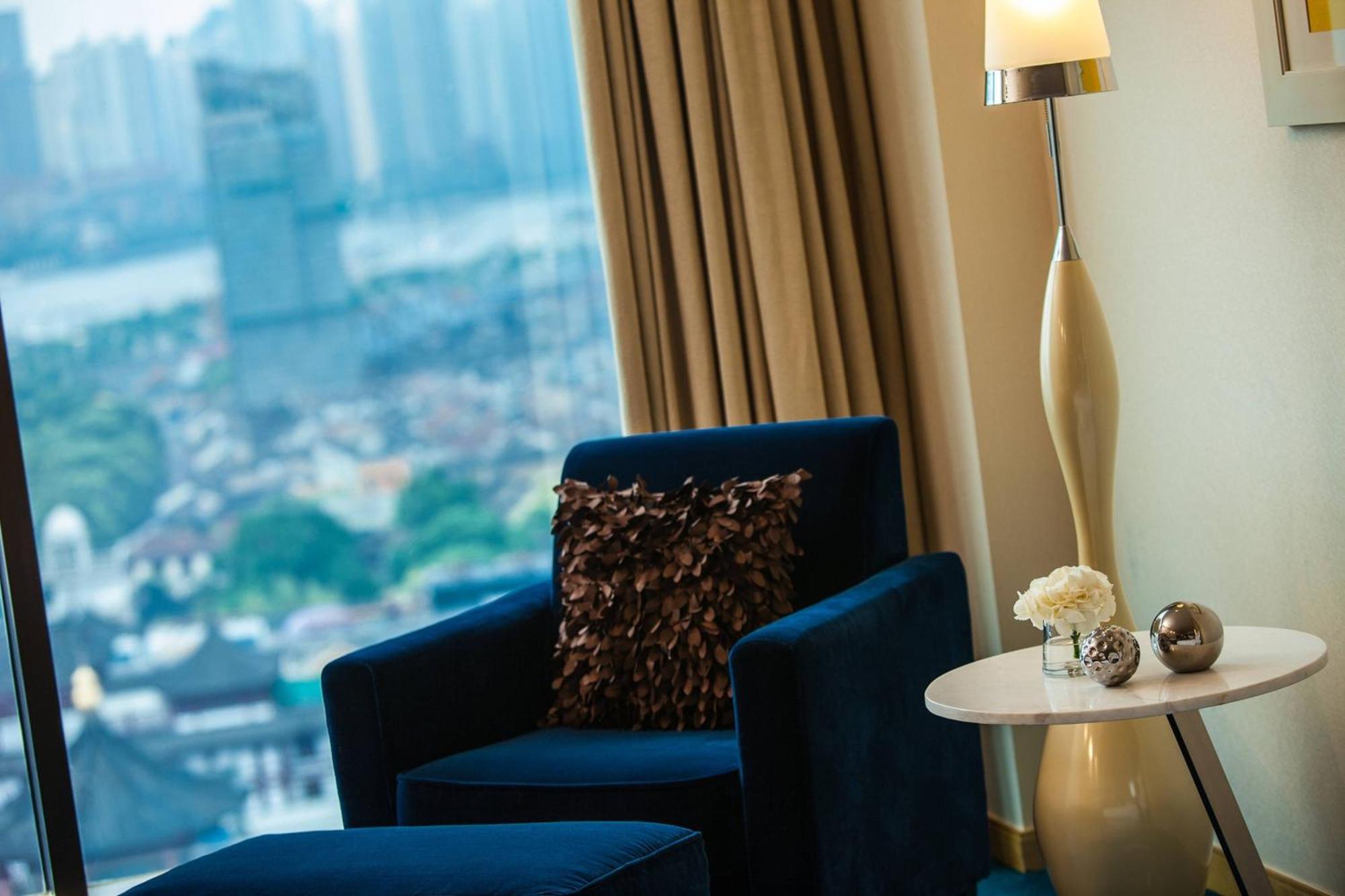 Renaissance Shanghai Yu Garden Hotel On The Bund Exterior photo A room at the hotel