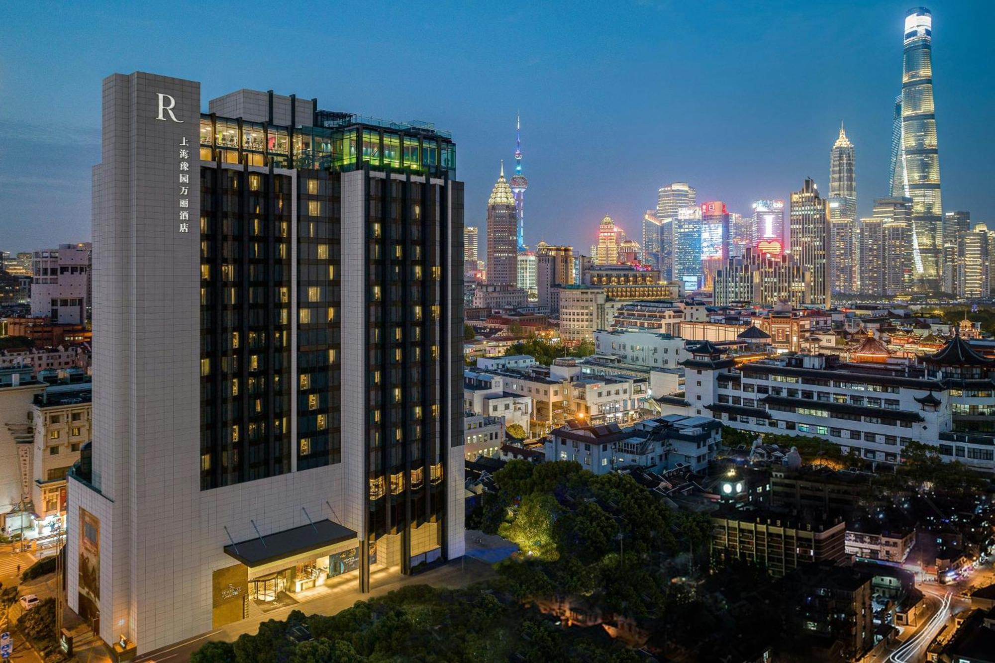Renaissance Shanghai Yu Garden Hotel On The Bund Exterior photo The hotel at night